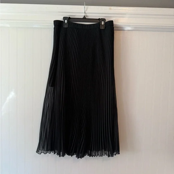 Pleated Abercrombie and Fitch skirt - Picture 5 of 5